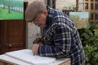 Ruvo, la storia di Minuccio: a 86 anni scolpisce il marmo creando bassorilievi e mosaici